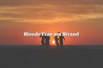 Blonde Frau am Strand