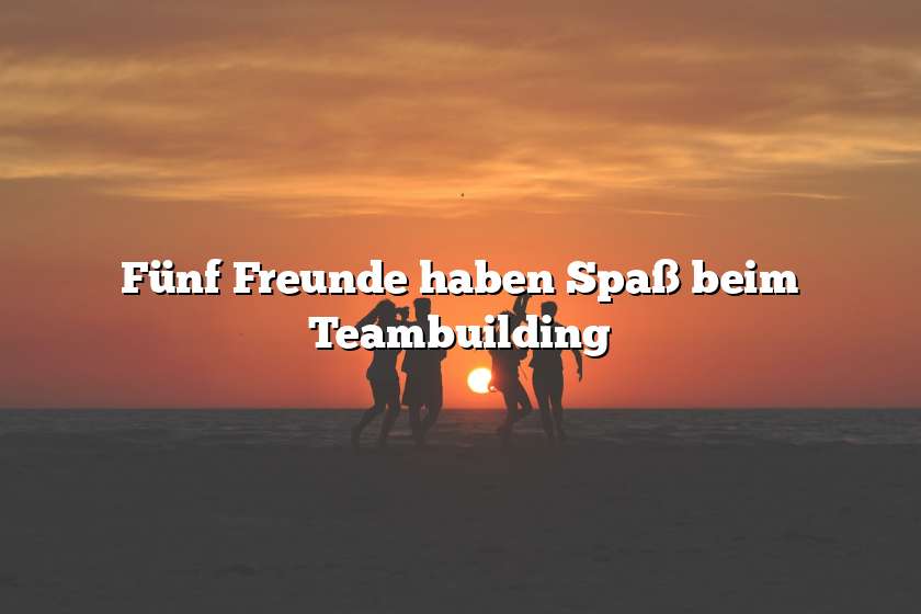 Fünf Freunde haben Spaß beim Teambuilding