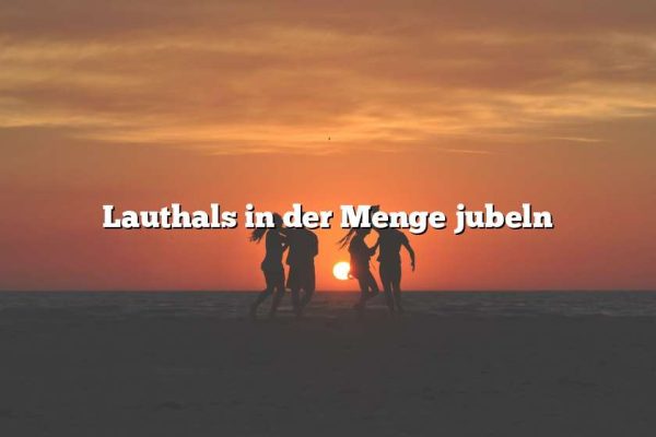 Lauthals in der Menge jubeln